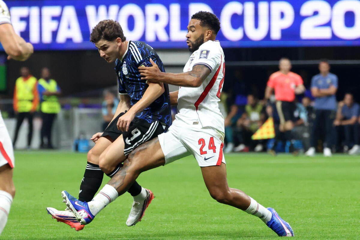 Reece James en la marca de Julián Álvarez en la semifinal entre Inglaterra y Argentina por el Mundial 2026.