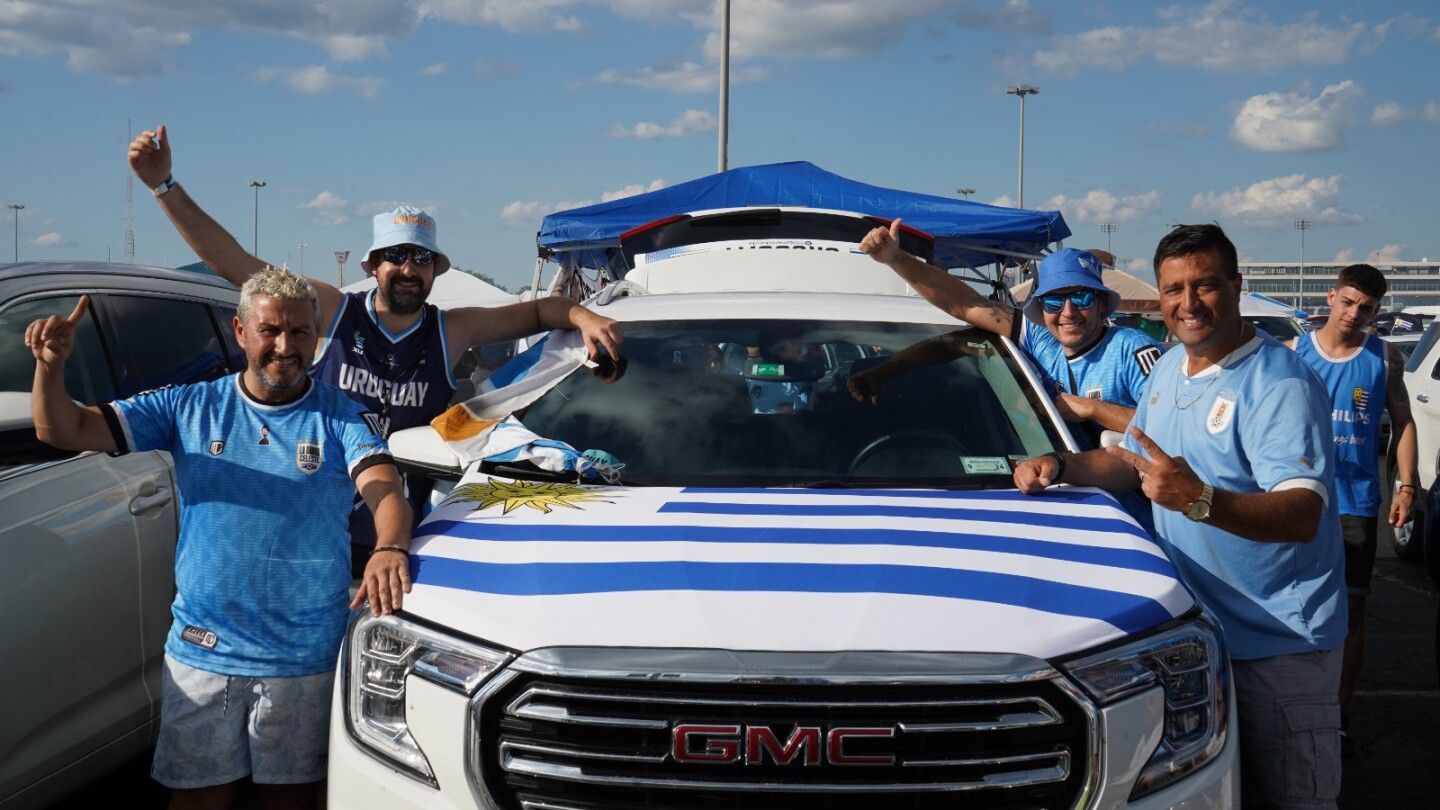 Los hinchas de Uruguay acompañando en la Copa América.