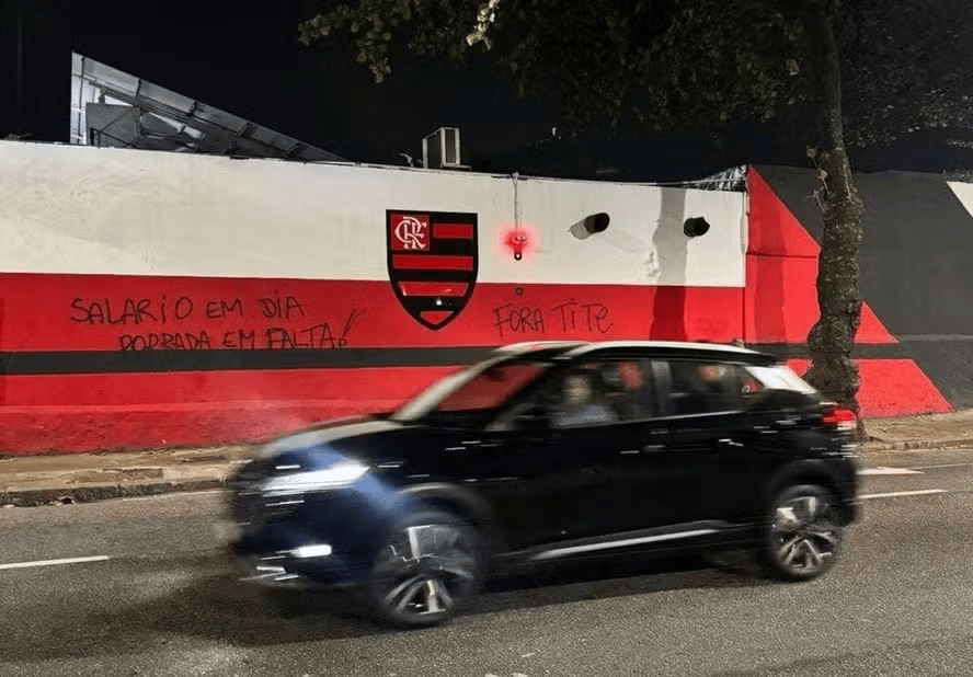 La sede de Flamengo con las pintadas tras los malos resultados.