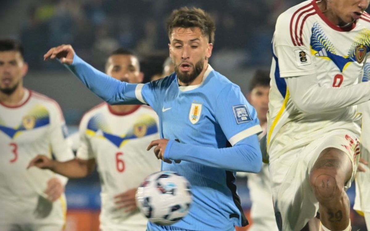 Rodrigo Bentancur en el partido entre Uruguay y Venezuela por las Eliminatorias.