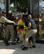 Hinchas colombianos forcejeando con la seguridad en el ingreso a la final de la Copa América