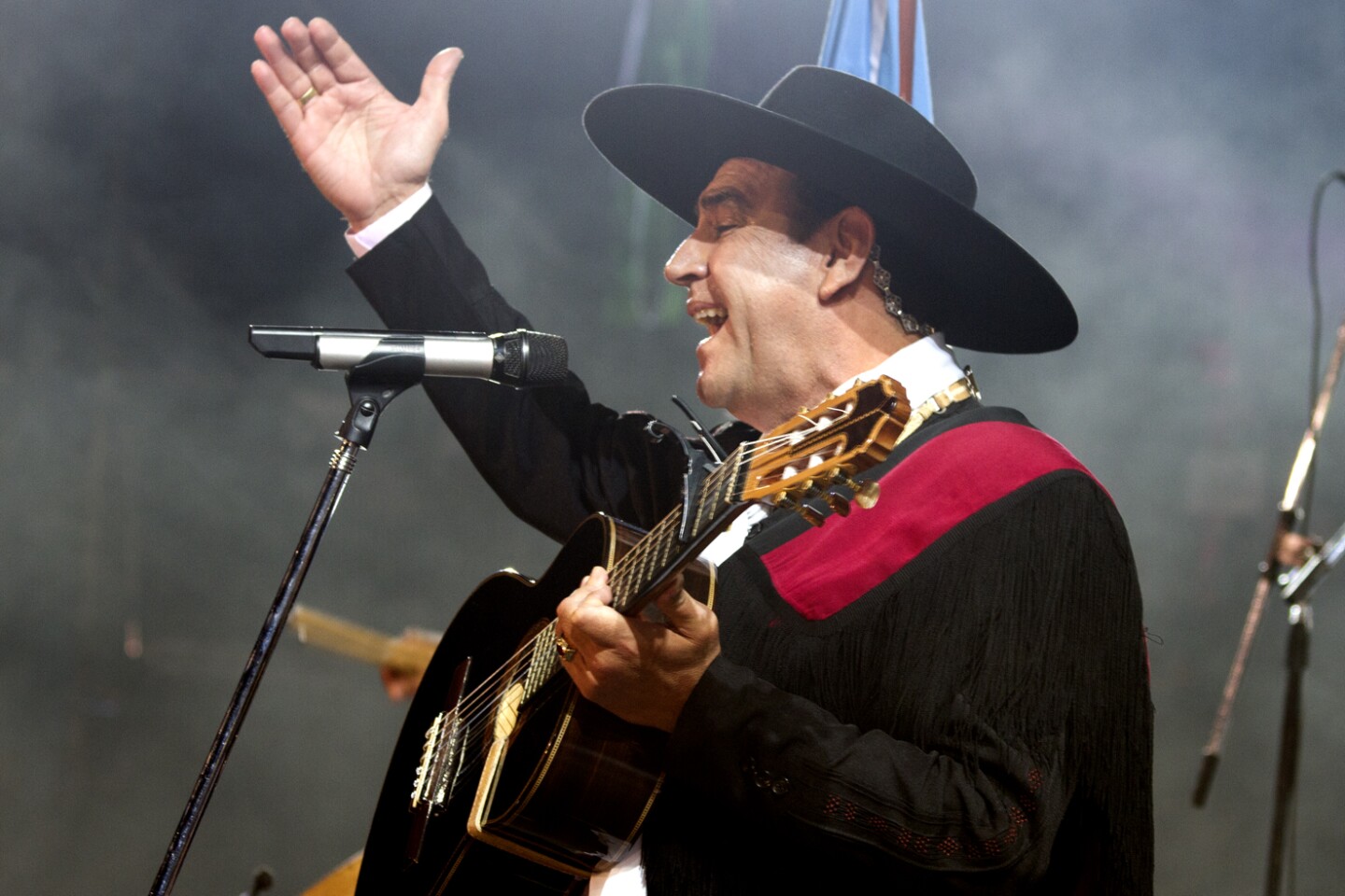 El_Chaqueño_Palavecino_en_los_festejos_por_la_Semana_de_Mayo_-_18008899731.jpg