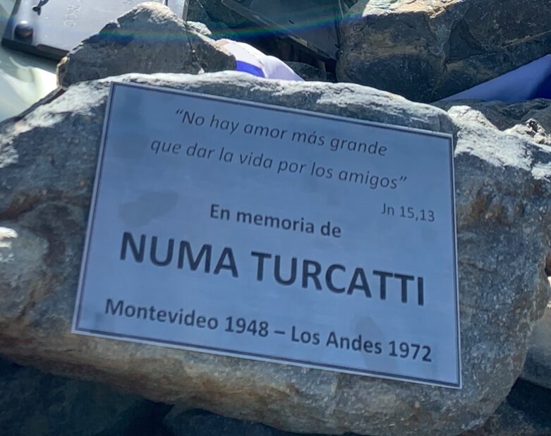 Cómo llegó la placa de Numa Turcatti al memorial en el Valle de las
