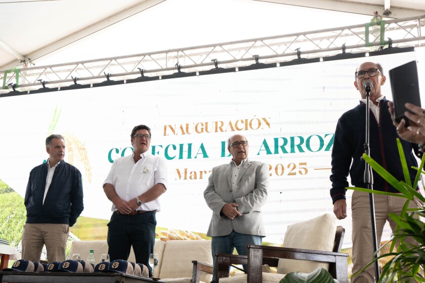 Orsi, O´Brien y Fratti entonan las estrofas del himno nacional.