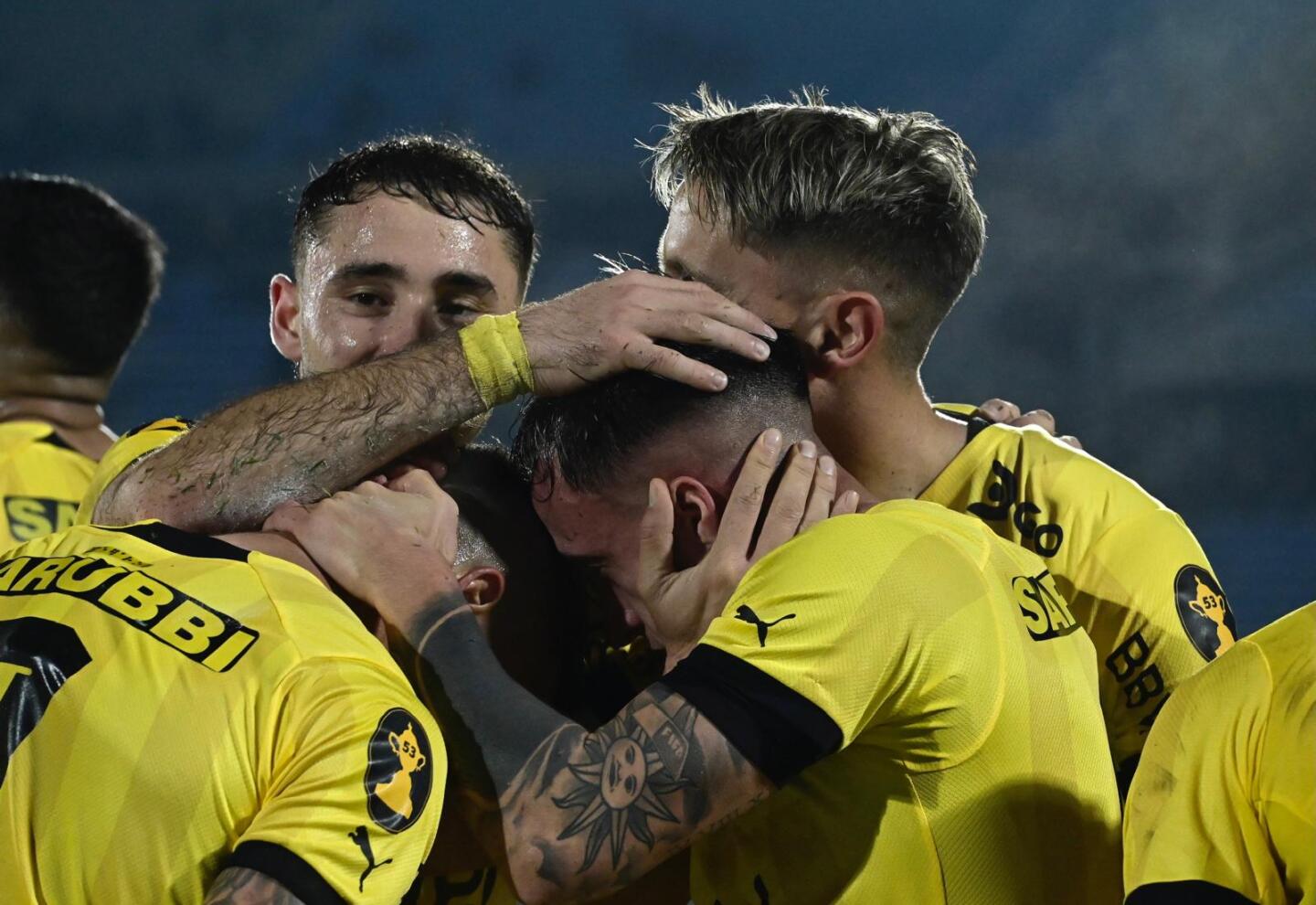 Los jugadores de Peñarol celebran la victoria frente a Progreso.Foto: Leonardo Mainé.