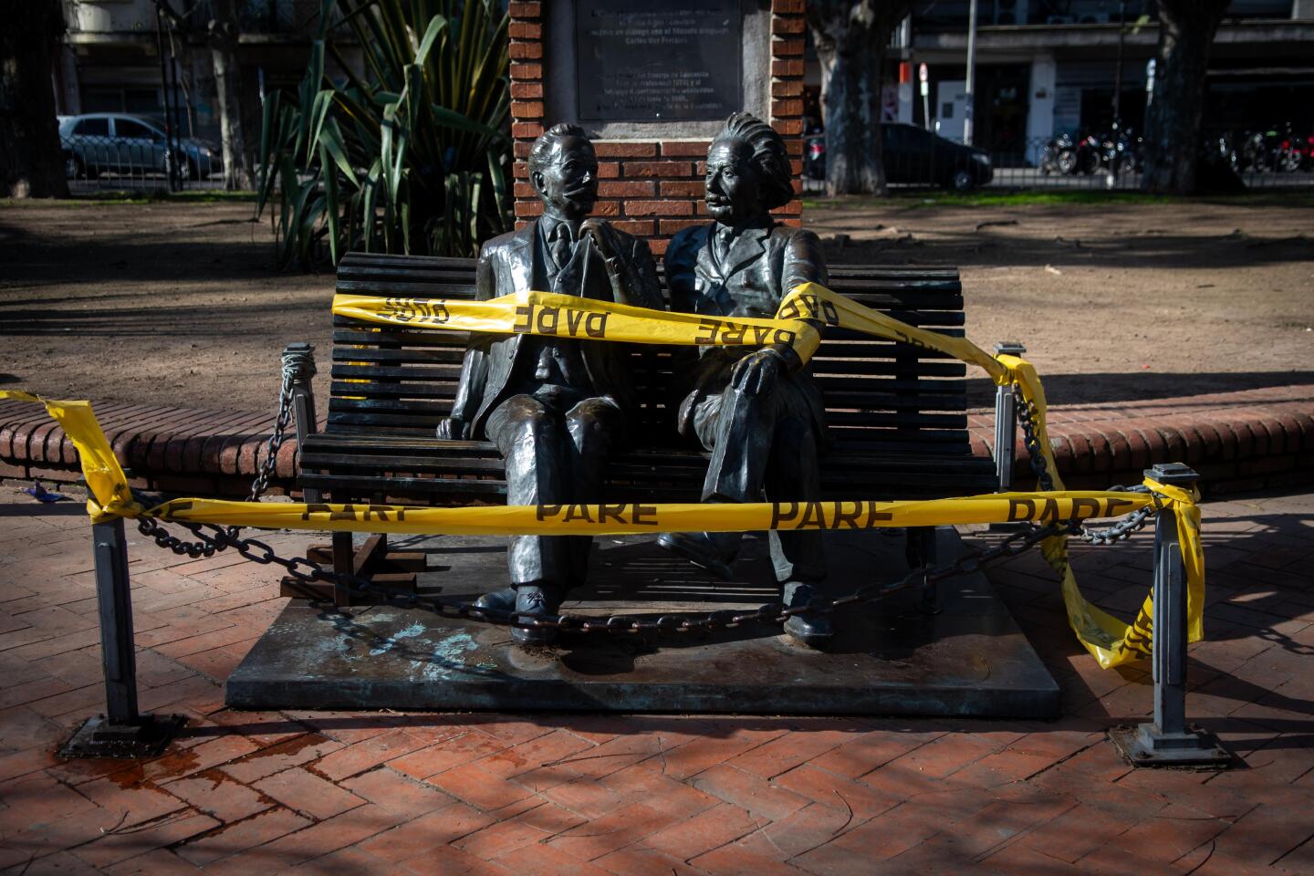 Robaron el brazo de Albert Einstein de la escultura ubicada en la Plaza de los Bomberos.