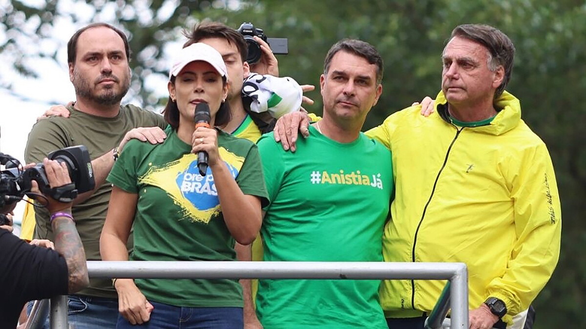 Michelle Bolsonaro, Flávio Bolsonaro, y el expresidente Jair Bolsonaro.