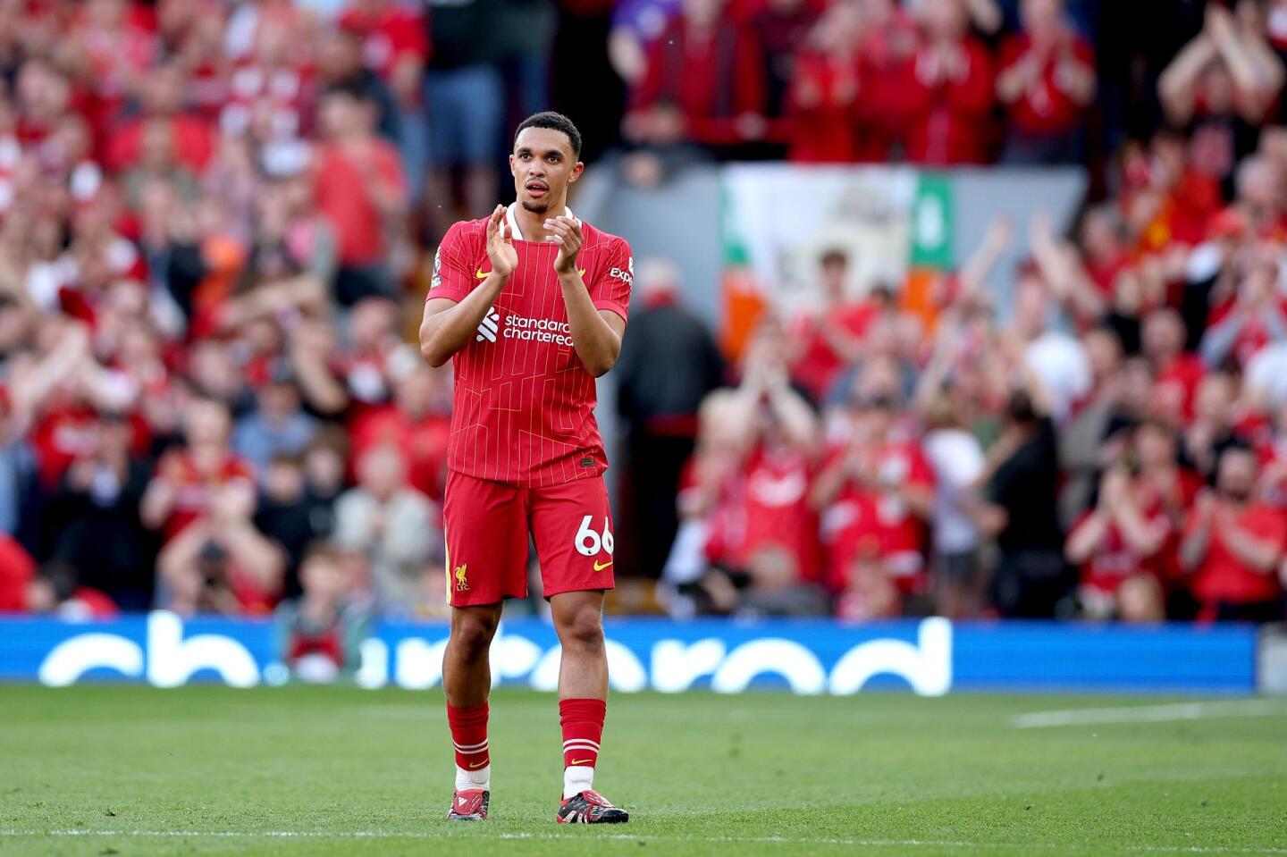 Trent Alexander-Arnold jugando para el Liverpool de Inglaterra.