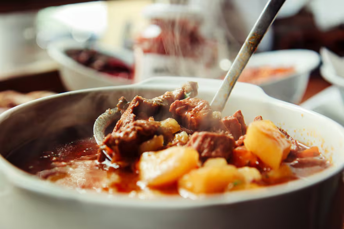 Fue a un almuerzo familiar, comió guiso y murió por intoxicación.