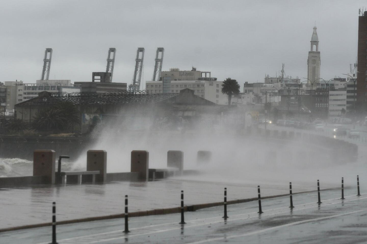 Fuertes vientos y marea alta en la rambla de Montevideo.