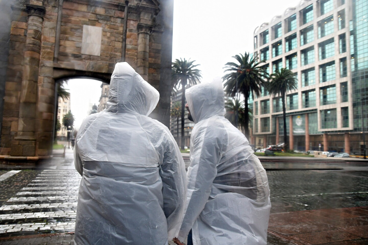 Dos personas bajo la lluvia en la Plaza Independencia. Foto: Estefanía Leal