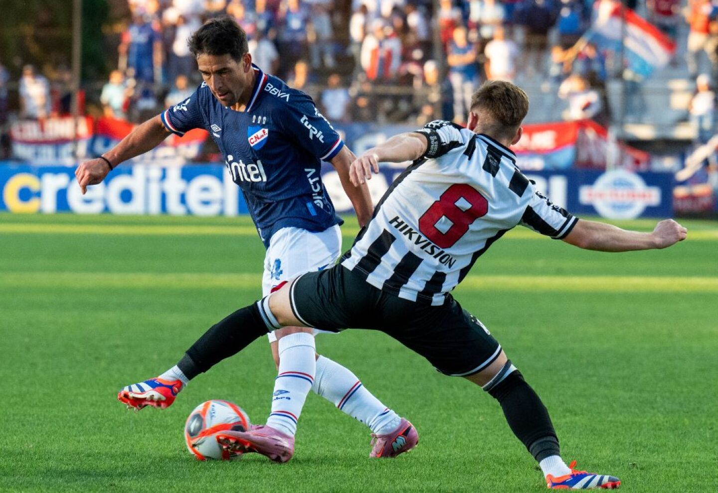 Bruno Veglio en la marca de Nicolás Lodeiro en el partido entre Wanderers y Nacional.