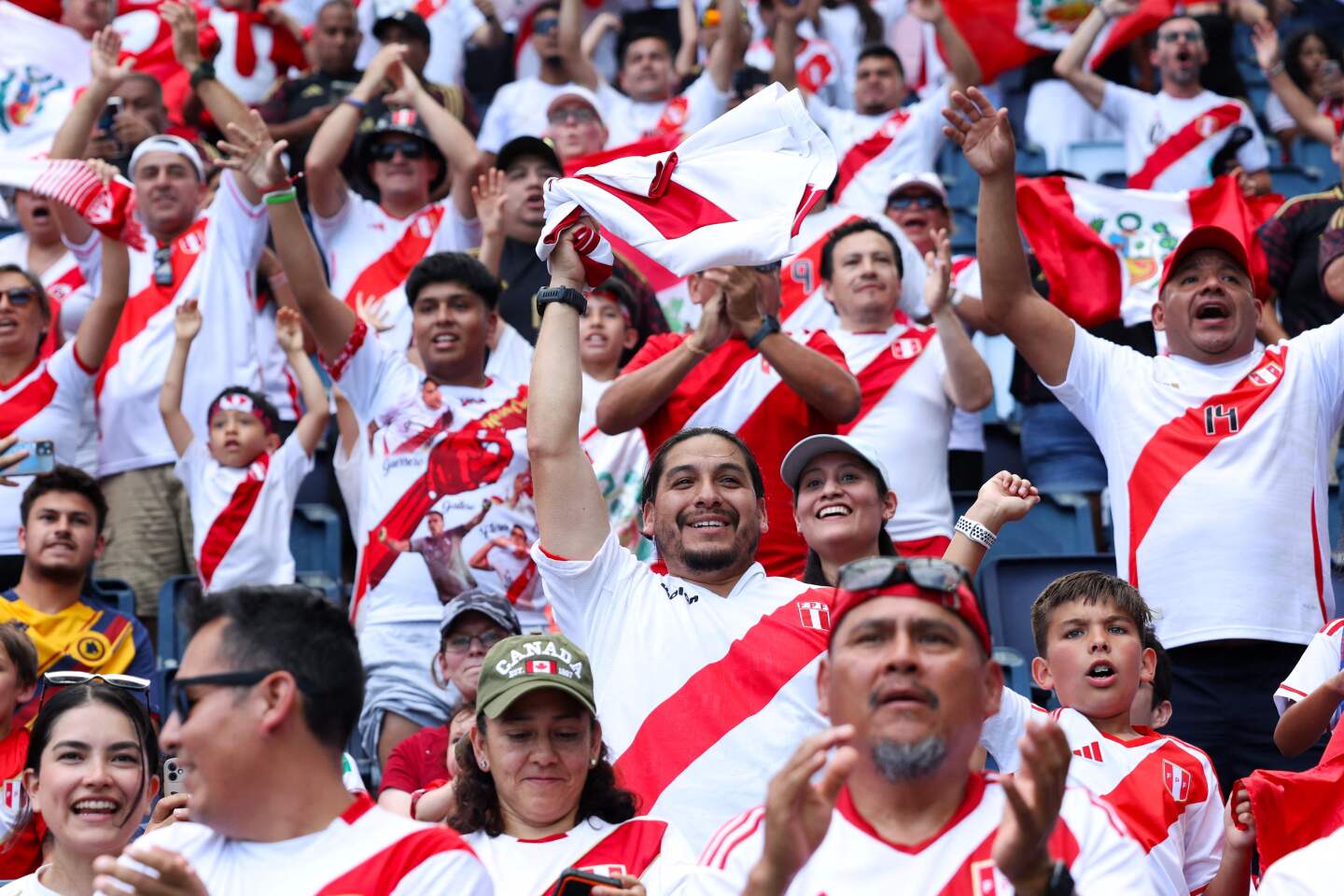 Buen número de hinchas peruanos en el Children's Mercy Park de Kansas City para el partido ante Canadá por Copa América.