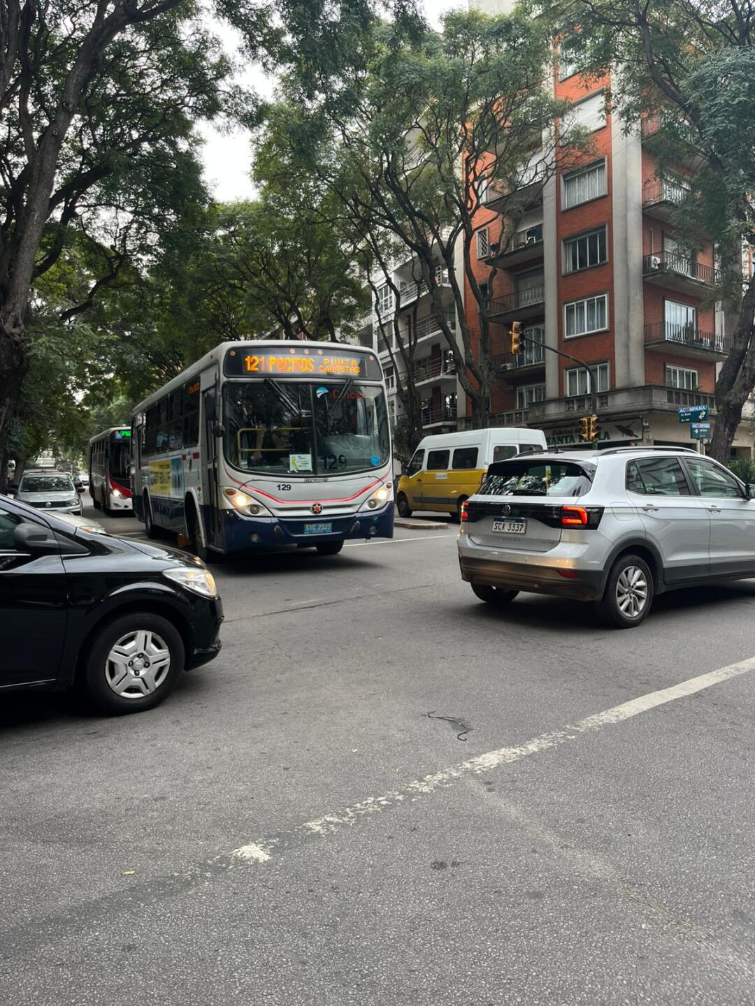 Semáforos apagados en Ellauri y Avenida Brasil.