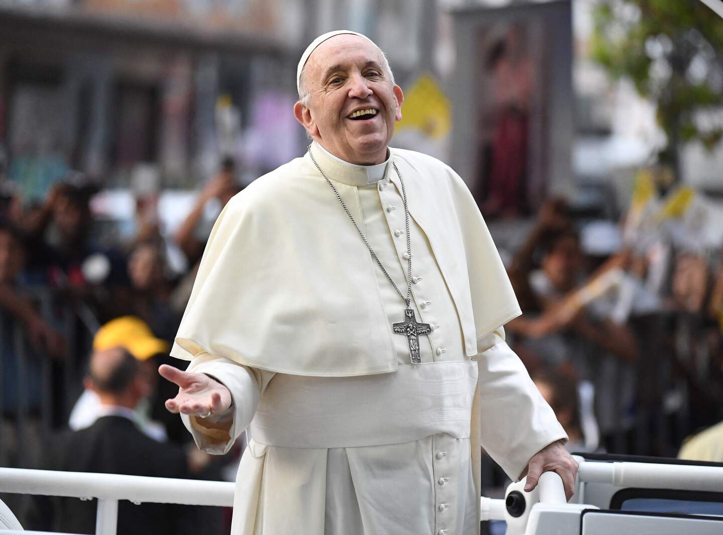 El papa Francisco sonríe a los fieles desde el papamóvil en Santiago, el 15 de enero de 2018. El Papa Francisco falleció el 21 de abril de 2025, anunció el Vaticano.