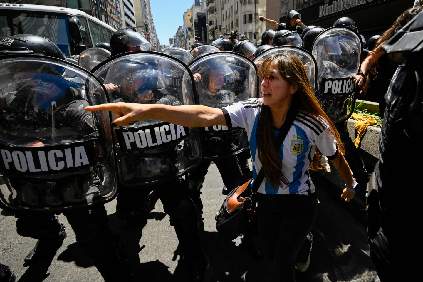 Manifestantes protestaron contra las reformas económicas del presidente Milei