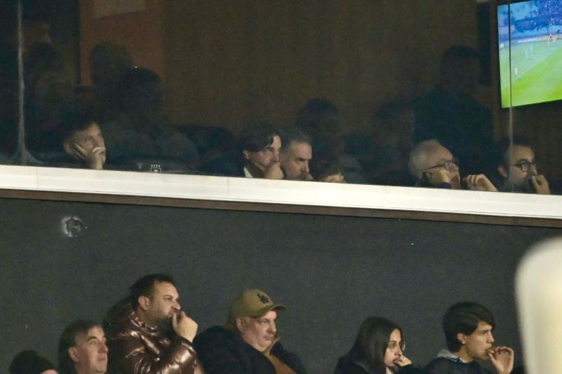 Alejandro Domínguez, Ignacio Alonso y Yamandú Orsi en el palco, observando Uruguay-Venezuela.