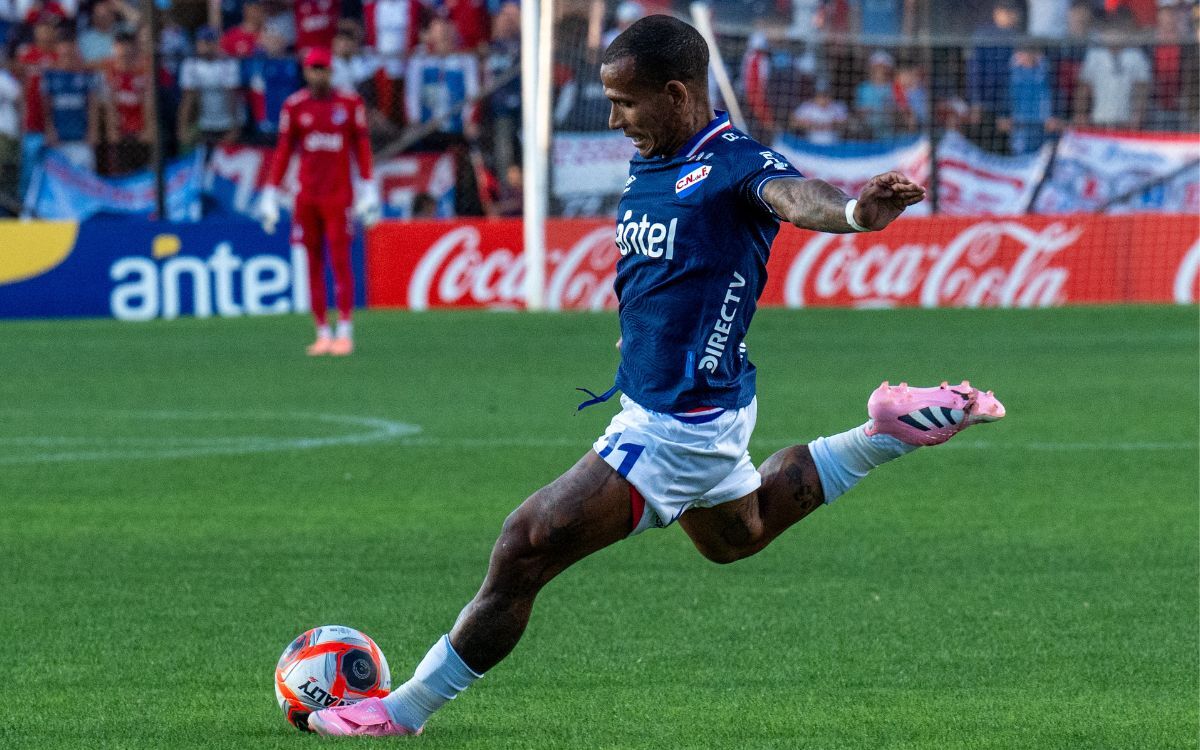 Rómulo Otero y el remate desde lejos en el partido entre Wanderers y Nacional.