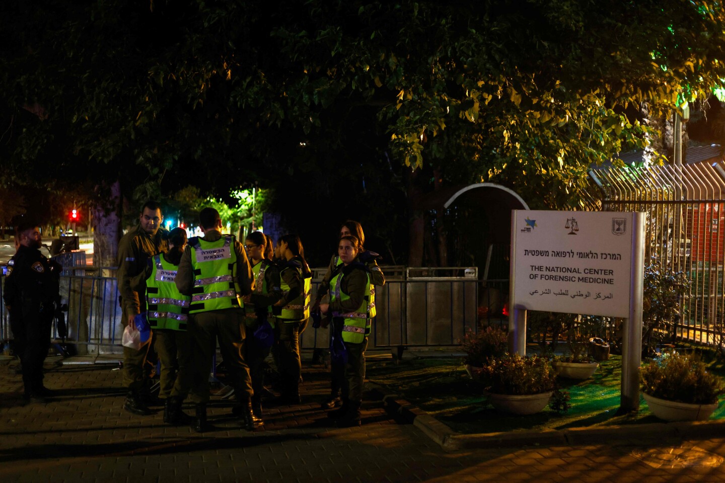 Miembros de las fuerzas de seguridad israelíes esperan frente al Centro Nacional de Medicina Forense en Tel Aviv el 13 de octubre de 2025, antes de la llegada de los cuerpos de cuatro rehenes entregados tras un acuerdo de alto al fuego e intercambio de prisioneros entre Israel y las facciones palestinas en Gaza.