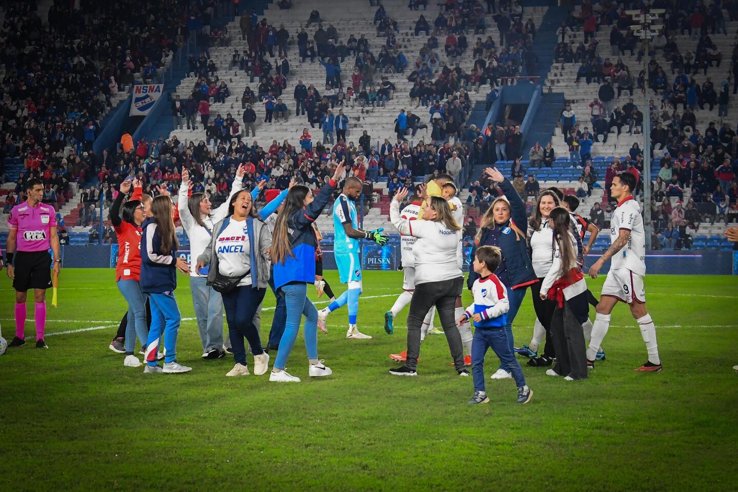 Aplausos para ellas: las hinchas de Nacional saludaron al público en el Gran Parque Central.