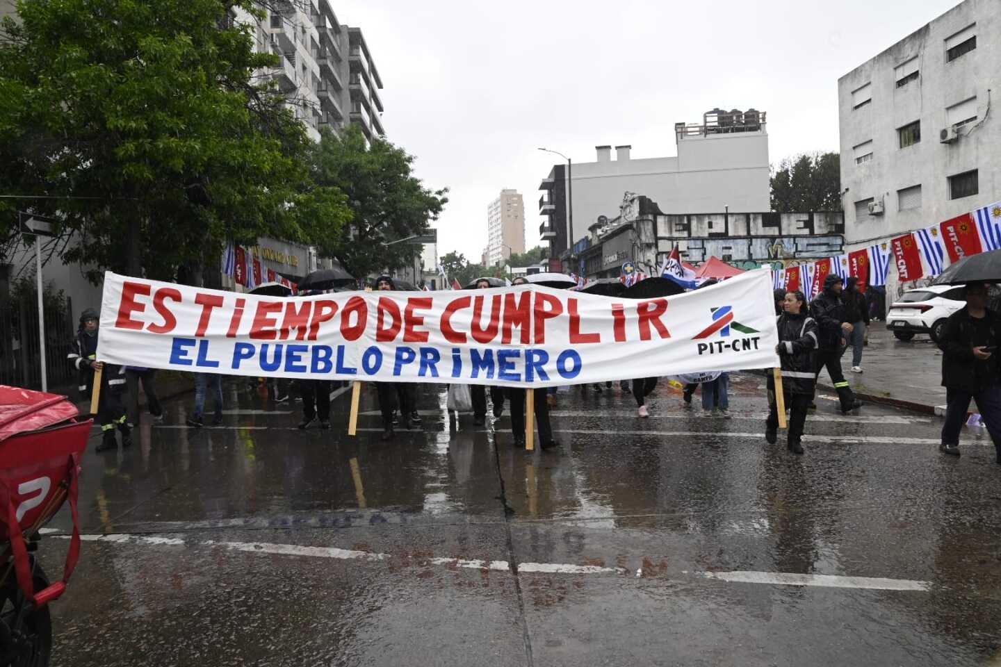 Pese a la lluvia, se concretó la movilización desde la explanada de Udelar hasta el Palacio Legislativo, por Fernández Crespo, en la mañana de este miércoles.