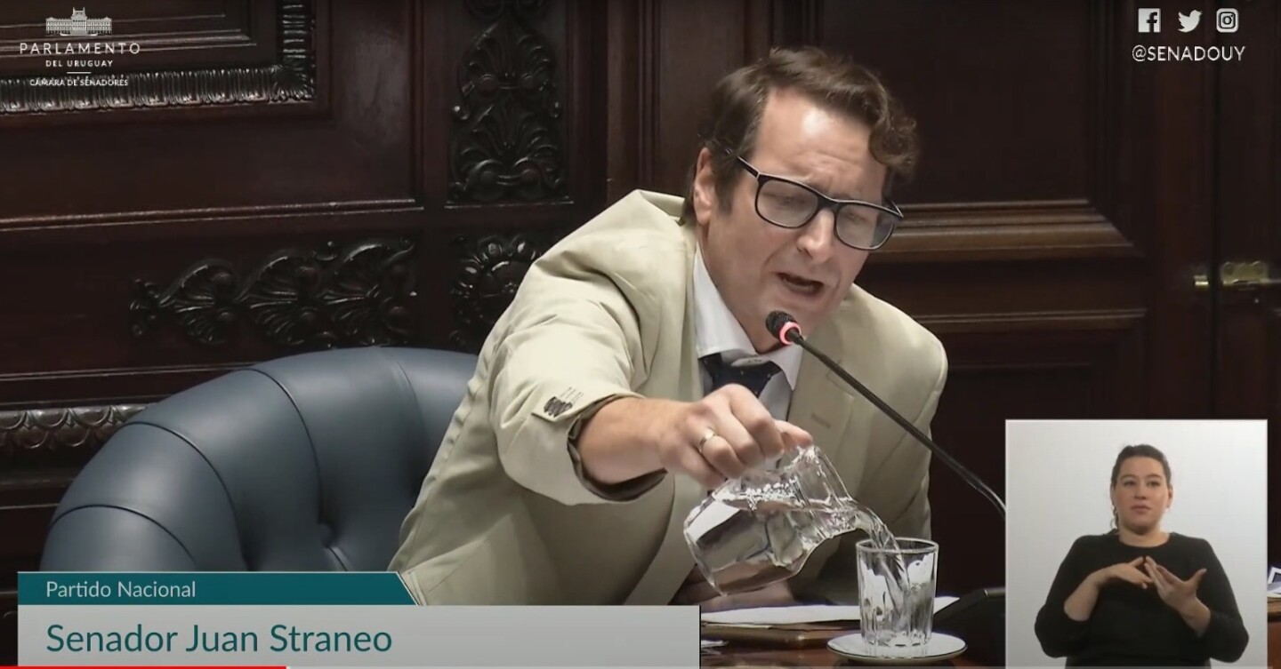 Juan Straneo (PN) toma agua de OSE durante la interpelación a los ministros de Ambiente y Salud Pública.