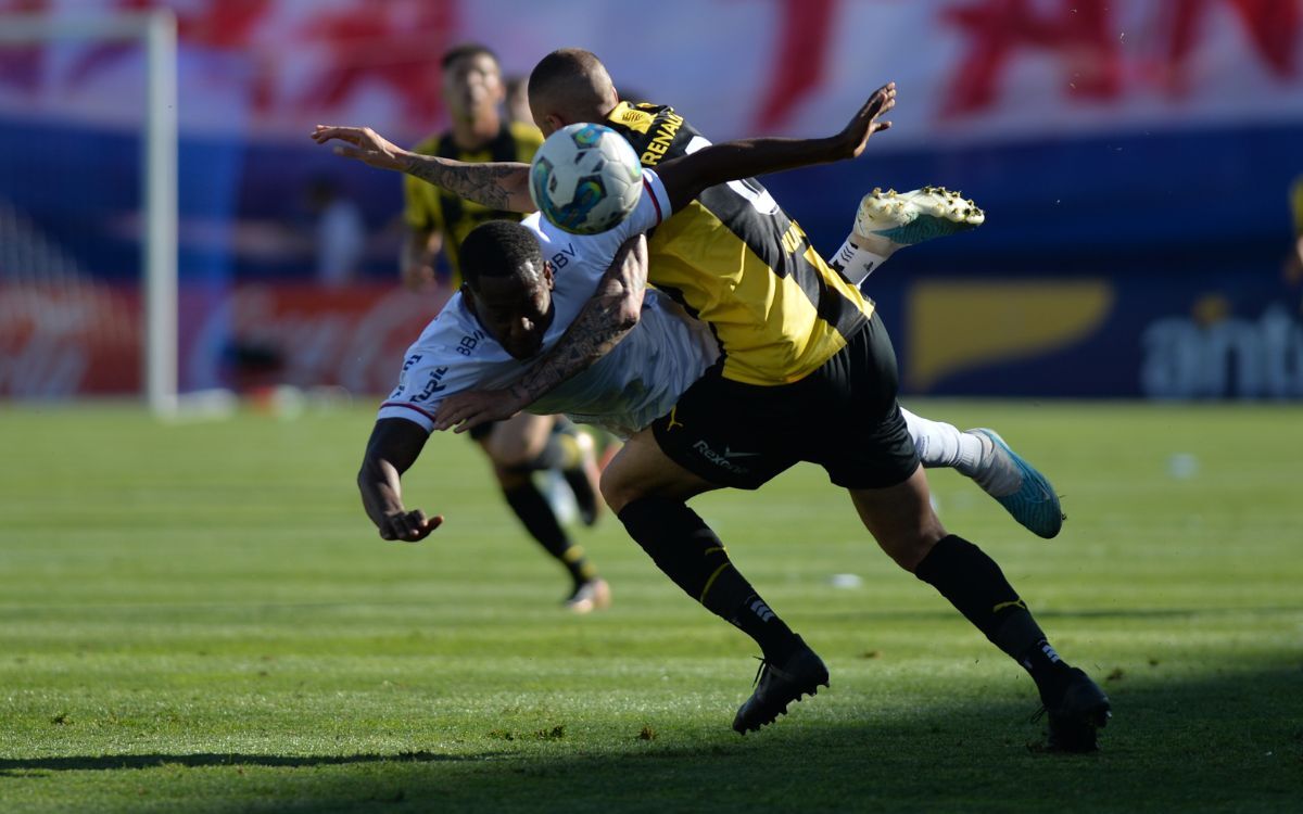 Leo Coelho ante Gonzalo Carneiro en el partido entre Nacional y Peñarol.