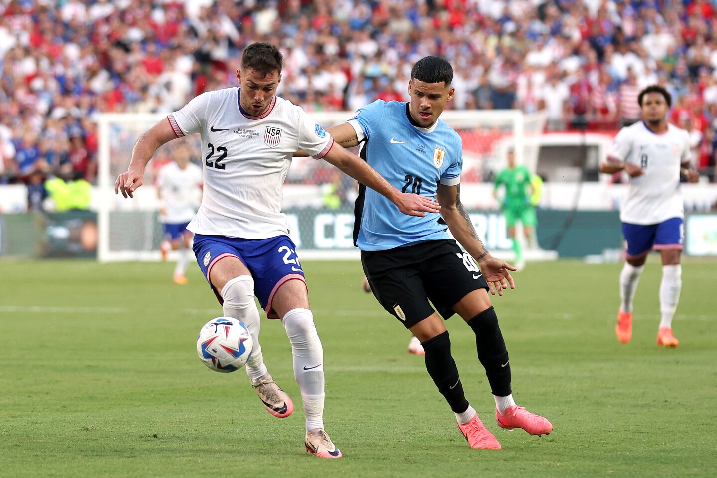 Maximiliano Araújo en el cruce con la selección de Uruguay frente a Estados Unidos por la Copa América. 