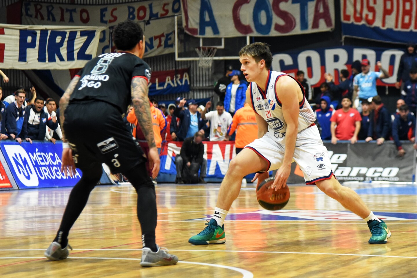 Donald Sims en Aguada ante Patricio Prieto en Nacional