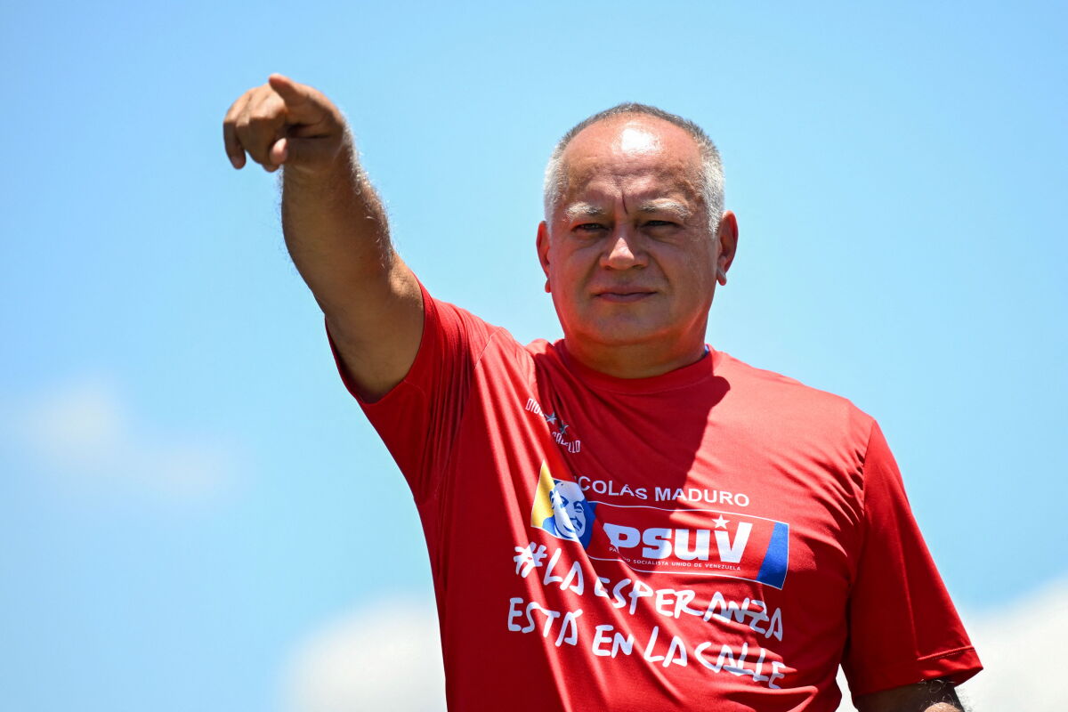 Diosdado Cabello saluda a los partidarios del expresidente venezolano Nicolás Maduro el 25 de julio de 2024.