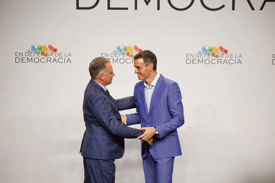 Yamandú Orsi junto a Pedro Sánchez