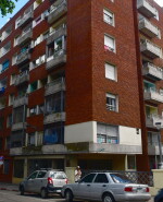 Se evacuó a la mayoría de los vecinos debido a la gran cantidad de humo que salía del apartamento.