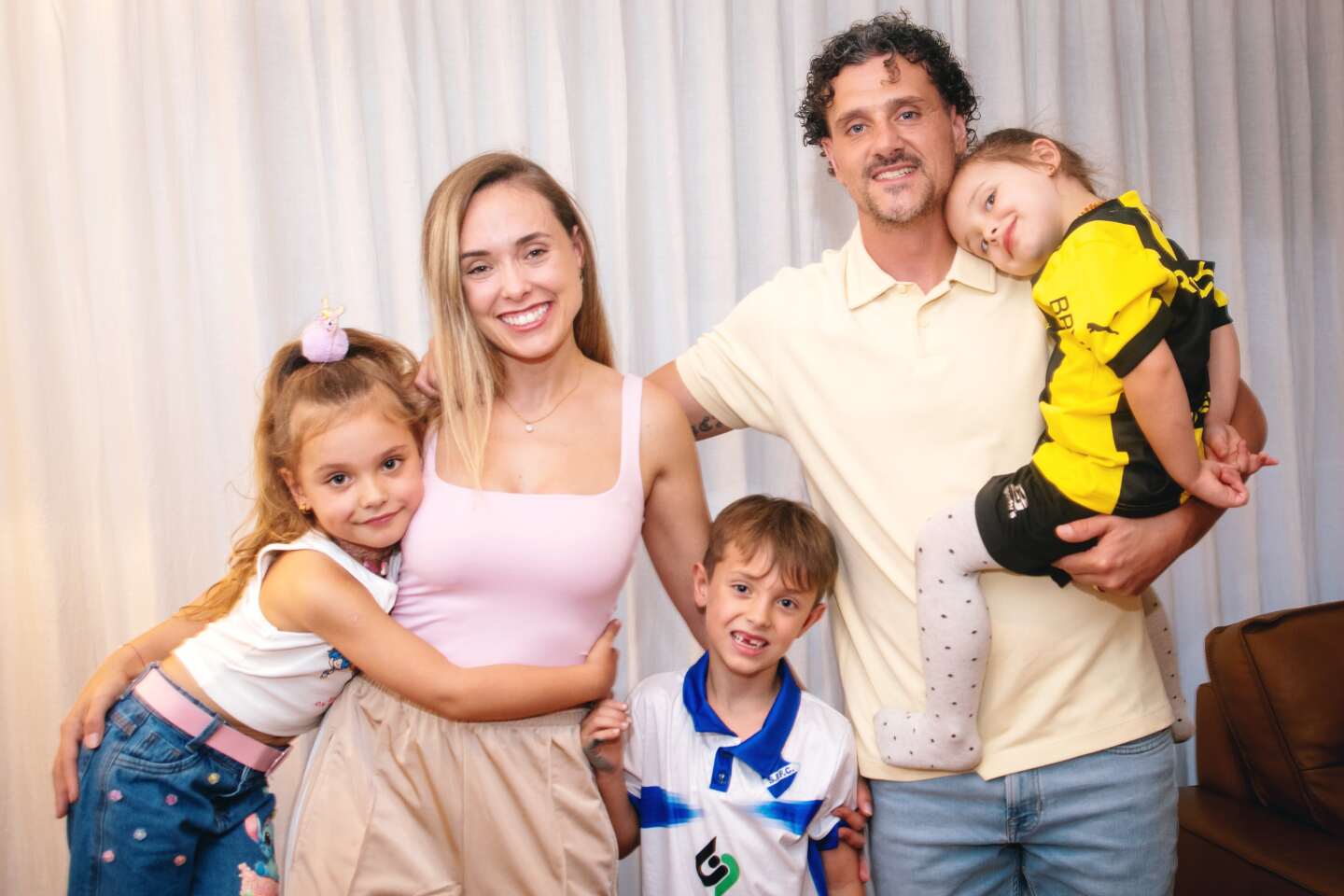 Matías Aguirregaray recibiendo a Ovación en su casa junto con su pareja e hijos.