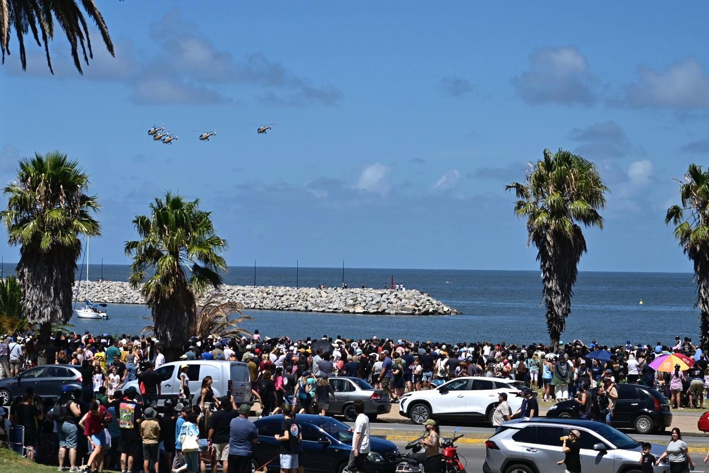 Demostración aérea de la Patrulla ASPA de helicópteros en Montevideo