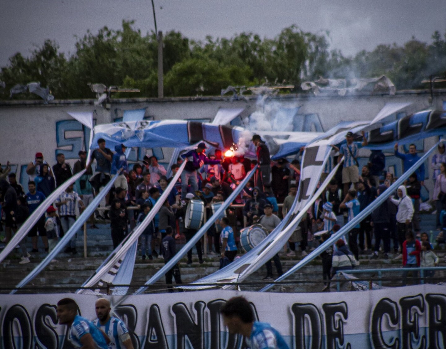 Hinchas de Cerro en el Luis Tróccoli.
