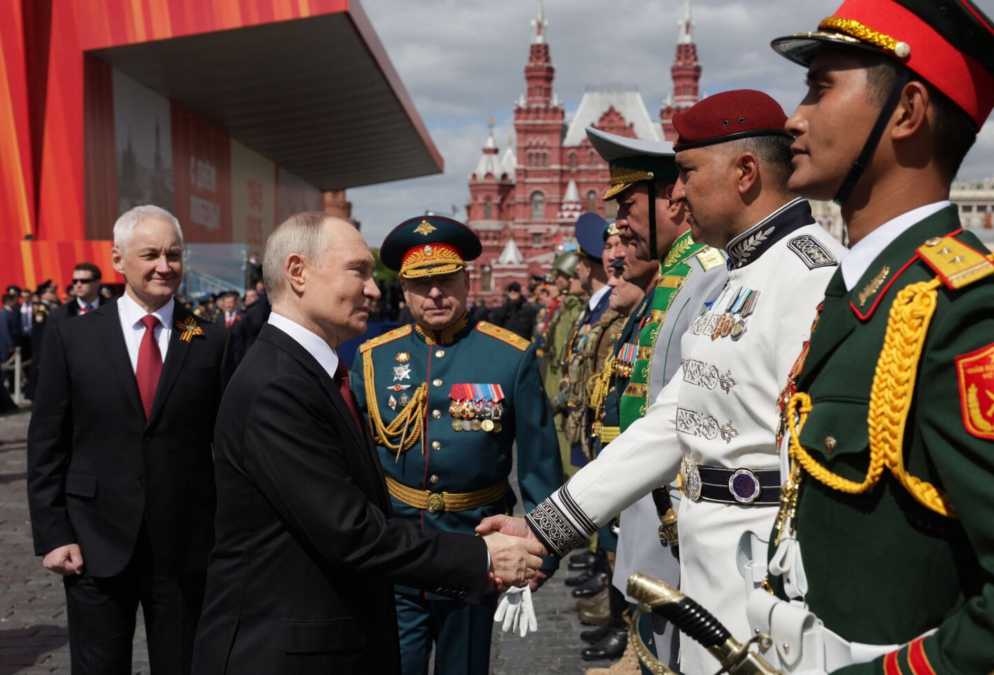 El presidente de Rusia, Vladimir Putin, saluda a los comandantes militares después del desfile militar del Día de la Victoria en la Plaza Roja