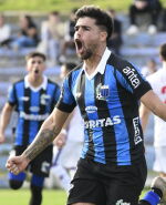 Alan Medina celebra uno de los goles anotados en Liverpool.