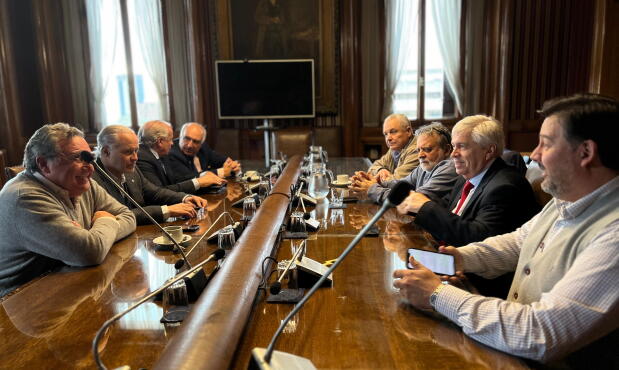 Representantes blancos, cabildantes, colorados y del Partido Independiente negocian