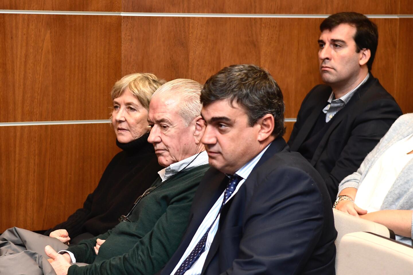 Pablo Carrasco y su esposa, Ana Iewdiukow, durante audiencia judicial por Conexión Ganadera.