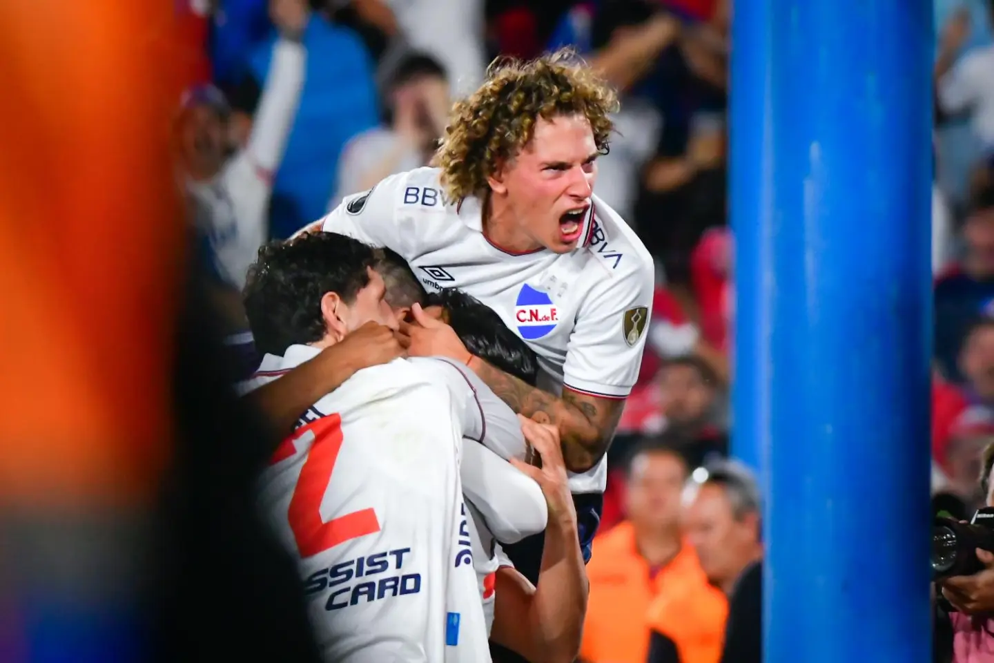 Luciano Boggio grita con euforia junto a sus compañeros el segundo gol de Nacional.