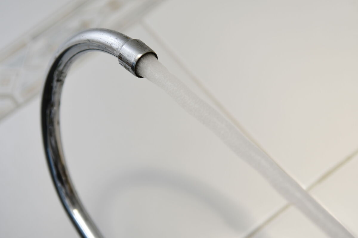 Agua de la canilla corriendo.