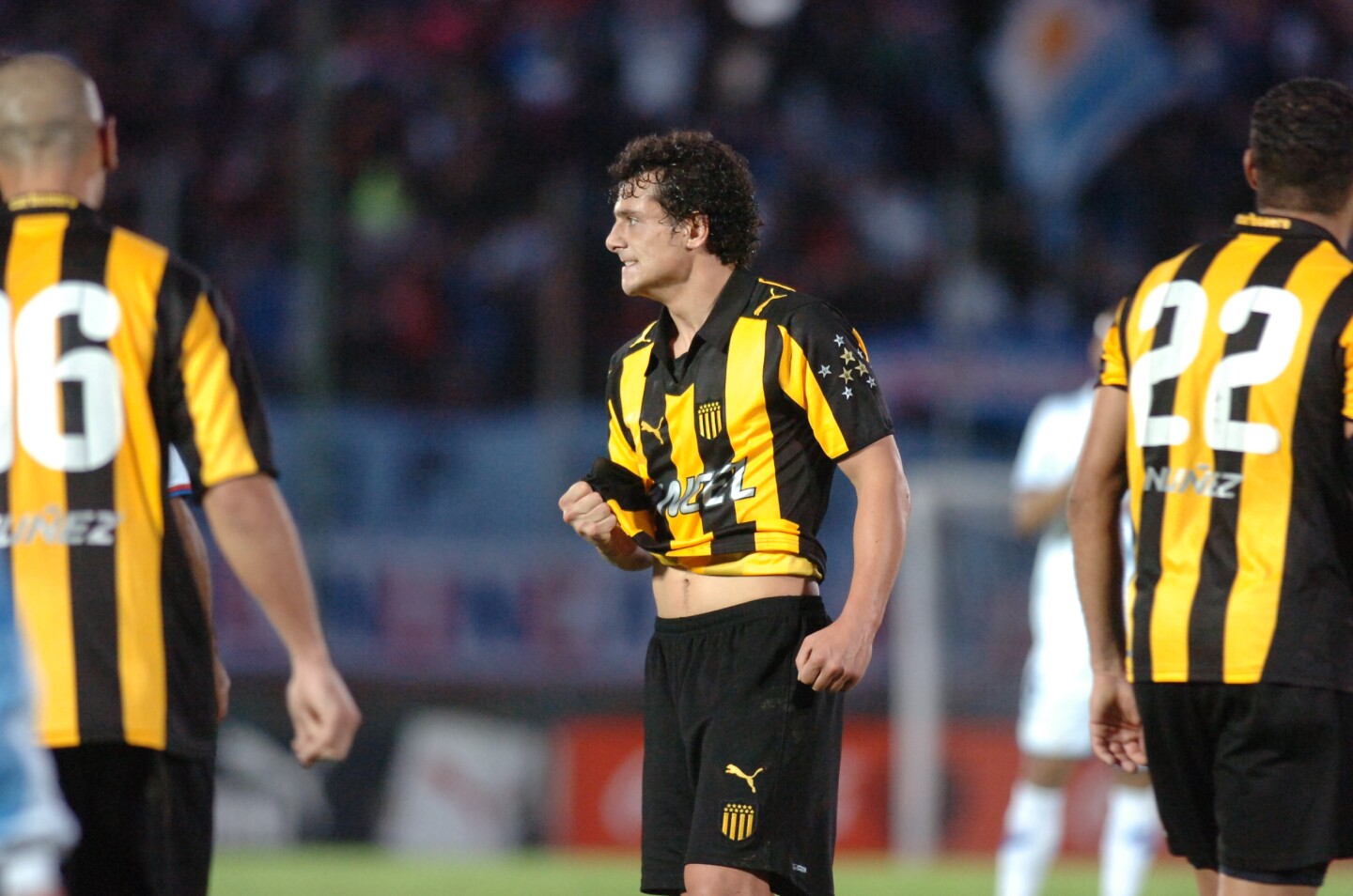 Matías Aguirregaray festeja su gol a Nacional en la final del Campeonato Uruguayo 2009/10