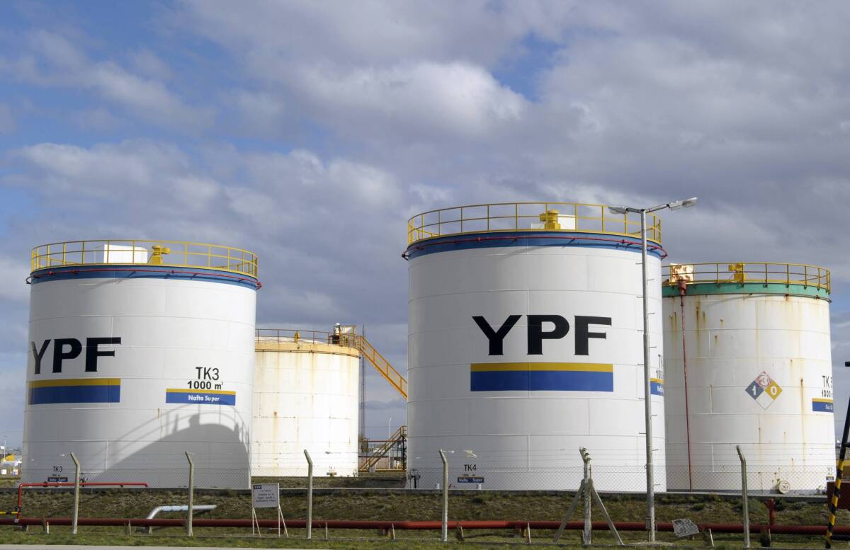 La petrolera estatal argentina YPF va por el mayor proyecto de exportación de petróleo del país