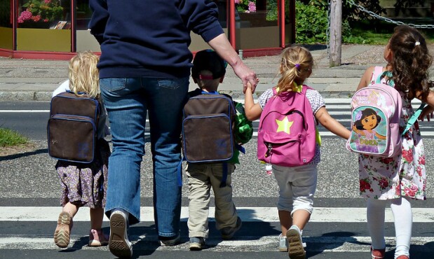 Escolares con mochila.jpg