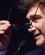 Milei asegura que la compraventa libre de dólares ya no se "persigue" en Argentina