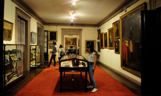 Museos en la noche.