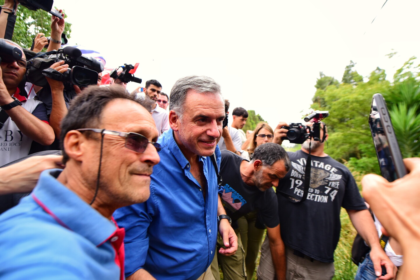 Yamandú Orsi llegando a la chacra de José Mujica para reunirse con él luego del triunfo en el balotaje.