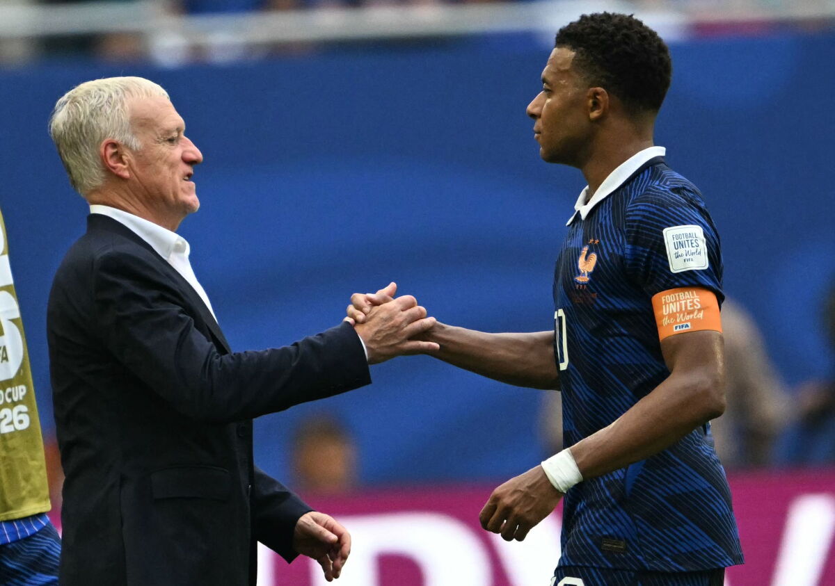 Didier Deschamps saluda a Kylian Mbappé tras el partido por el tercer puesto entre Francia e Inglaterra, por el Mundial 2026.