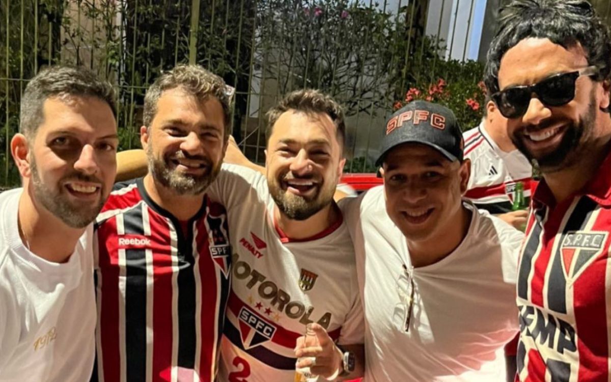 Diego Lugano junto a hinchas del Sao Paulo.