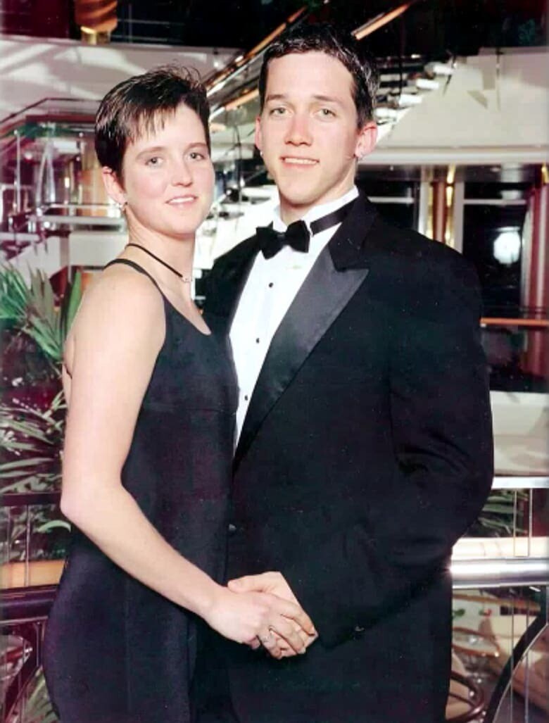 Amy Lynn Bradley junto a su hermano Brad, en la noche de cena formal en el crucero.